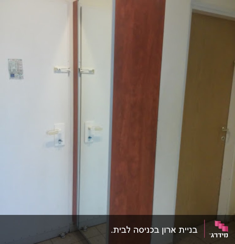 ארון עץ עם דלת מראה במסדרון